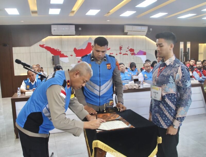 Wakapolda Aceh bersama pejabat utama Polda Aceh, panitia seleksi, serta perwakilan peserta dan orang tua/wali menandatangani pakta integritas dan mengikuti pengambilan sumpah dalam rangka Penerimaan SIPSS T.A. 2026 di Gedung Machdum Sakti Polda Aceh, Kamis (22/1/2026).