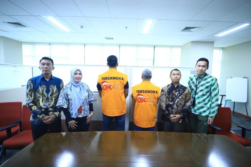 Penyidik OJK menyerahkan dua tersangka kasus tindak pidana sektor jasa keuangan PT Investree Radhika Jaya beserta barang bukti kepada Kejaksaan Negeri Jakarta Selatan, Kamis (22/1/2026).