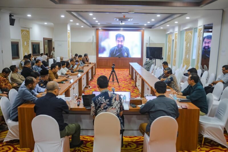 Gubernur Aceh Muzakir Manaf (Mualem) memimpin rapat virtual perpanjangan keempat status tanggap darurat bencana hidrometeorologi Aceh di Posko Tanggap Darurat Banjir dan Longsor Aceh, Kantor Gubernur Aceh, Kamis (22/1/2026).