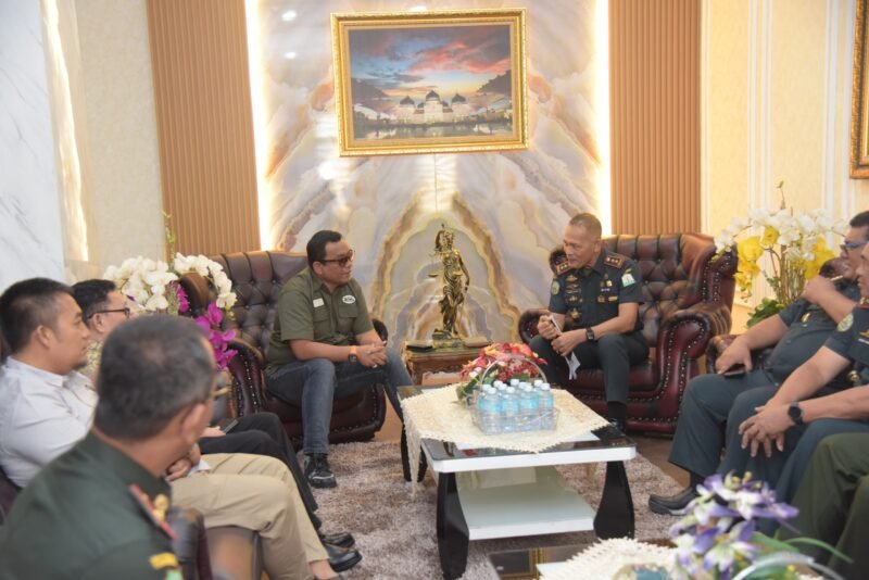 Plt Kasat Pol PP dan WH Aceh, Tarmizi, I.Sp., M.Si. (kiri), saat melakukan koordinasi dan silaturahmi dengan Kepala Kejaksaan Tinggi (Kajati) Aceh, Yudi Triadi, S.H., M.H. (kanan), di Ruang Kerja Kajati Aceh, Banda Aceh, Jumat (23/1/2026).