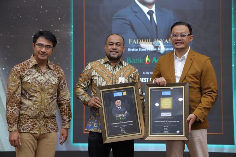 Direktur Utama Bank Aceh Syariah, Fadhil Ilyas, menerima penghargaan 20 Best CEO Syariah Awards dalam ajang 6th Anniversary Indonesia 20 Syariah Awards 2026 di Jakarta, Kamis (22/1/2026). Bank Aceh Syariah juga meraih penghargaan Top Sharia Regional Bank sebagai pengakuan atas kinerja keuangan dan komitmen pengembangan perbankan syariah nasional