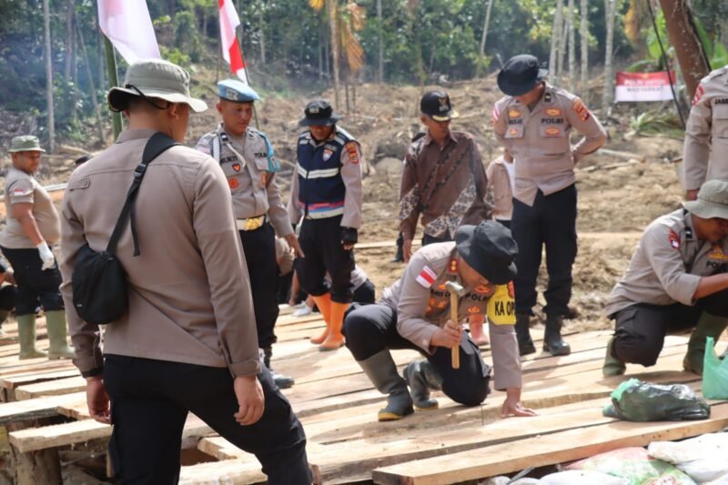 Personel Polres Bener Meriah bersama Brimob Polda Aceh membangun jembatan darurat di Kampung Setie, Kecamatan Timang Gajah, Kabupaten Bener Meriah, Kamis (22/1/2026).