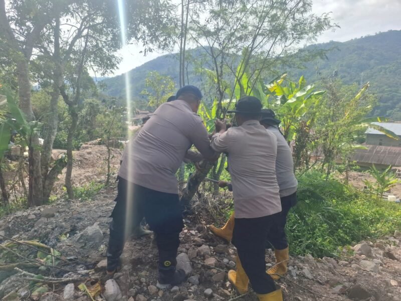 Personel Polsek Silih Nara bersama Brimob Polda Aceh dan warga melakukan gotong royong pembersihan material longsor di Kampung Burni Bius Baru, Kecamatan Silih Nara, Aceh Tengah, Kamis (22/1/2026).