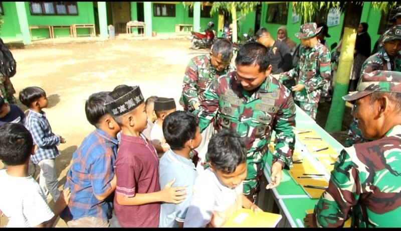 Personel Satgas Gulbencal TNI Kodam Iskandar Muda membersihkan lumpur dan material banjir di MIN 2 Pidie Jaya, Desa Meunasah Bie, Kecamatan Meurah Dua, Kabupaten Pidie Jaya, pascabanjir bandang, Rabu (22/1/2026).