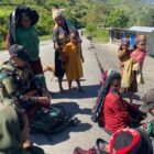 Personel Tim Kesehatan Pos Kalome Satgas Yonif 112/DJ memberikan pelayanan kesehatan gratis secara keliling kepada warga Kampung Kalome, Distrik Tinggi Nambut, Kabupaten Puncak Jaya, Papua Tengah.(24/01/2026).