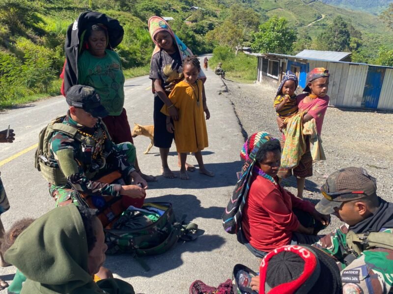 Personel Tim Kesehatan Pos Kalome Satgas Yonif 112/DJ memberikan pelayanan kesehatan gratis secara keliling kepada warga Kampung Kalome, Distrik Tinggi Nambut, Kabupaten Puncak Jaya, Papua Tengah.(24/01/2026).