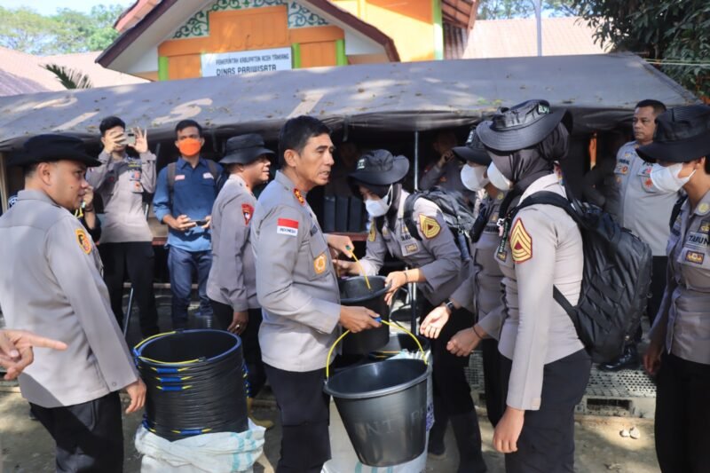 Kapolda Aceh Irjen Pol. Drs. Marzuki Alibasyah, M.M., menyerahkan perangkat korve secara simbolis kepada Taruna Akpol peserta Latsitardanus XLVI Tahun 2026 di Posko Polri Aceh Tamiang, Sabtu (24/1/2026).