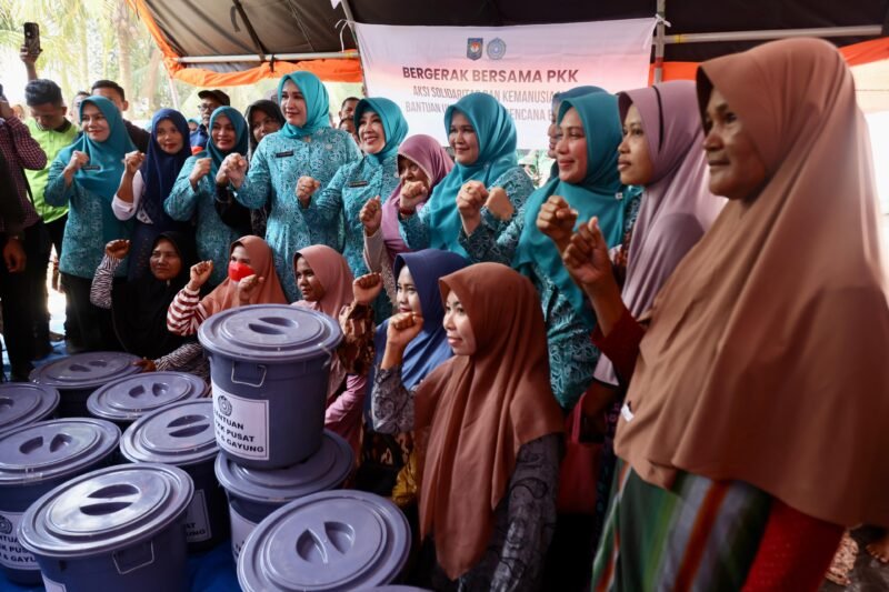 Ketua TP PKK Aceh Marlina Muzakir beserta Ketua Staf Ahli TP-PKK Aceh & Ketua Dharma Wanita Aceh mendampingi Ketua TP PKK Pusat Tri Tito Karnavian, saat berkunjung dan menyalurkan bantuan kepada masyarakat terdampak bencana, di Gampong Sah Raja Kecamatan Pante Bidari, Sabtu (24/1/2025).