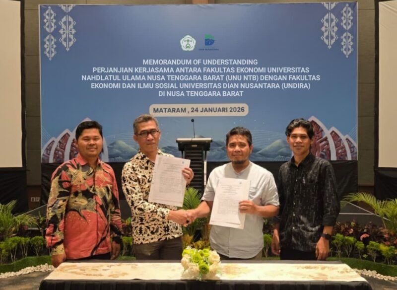 Penandatanganan MoU antara Dekan FE UNU NTB Abdul Muttalib, S.E., M.E., dan Dekan FBIS UNDIRA Caturida Meiwanto Doktoralina, Ph.D., di PRIME PARK Hotel & Convention Lombok, Mataram, Sabtu (24/1/2026), sebagai wujud kolaborasi strategis penguatan Tri Dharma Perguruan Tinggi.