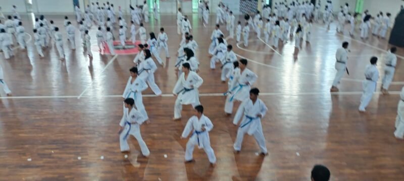 Ratusan karateka Wadokai Aceh mengikuti Ujian Kenaikan Tingkat (UKT) Tahun 2026 di Hall Serbaguna Stadion Harapan Bangsa, Banda Aceh, Minggu (25/1/2026).