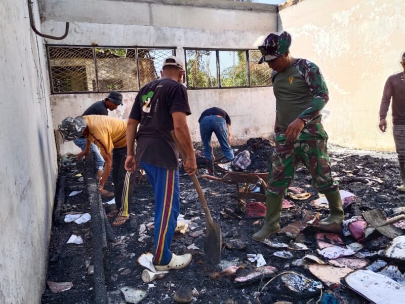 Gotong royong pemulihan SD Negeri 5 Kuta Makmur pascakebakaran melibatkan unsur Muspika, guru, wali murid, dan masyarakat di Gampong Blang Talon, Kecamatan Kuta Makmur, Aceh Utara, Minggu (25/1/2026).