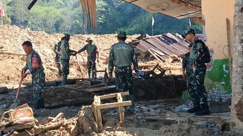 Personel Kodim 0106/Aceh Tengah bersama warga melakukan pembersihan lanjutan di SD Negeri 11 Pegasing, Desa Tebuk, Kecamatan Pegasing, Aceh Tengah, pascabencana tanah longsor, Minggu (25/1/2026).