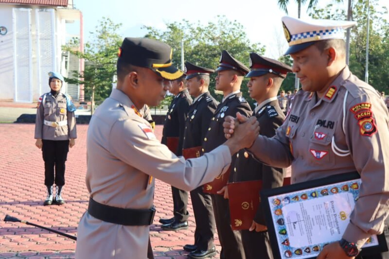 Kapolres Aceh Besar AKBP Chairul Ikhsan, S.I.K., memimpin upacara penganugerahan Tanda Kehormatan Satya Lencana Pengabdian kepada 22 personel Polres Aceh Besar di Lapangan Apel Mapolres Aceh Besar, Senin (26/1/2026).