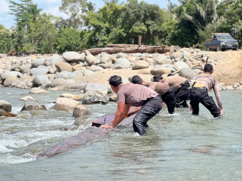 Personel BKO Brimob Polda Kalimantan Timur bersama Polres Lhokseumawe membangun jembatan penyeberangan darurat di Desa Riseh Tunong, Kecamatan Sawang, Aceh Utara, sebagai upaya memulihkan akses warga pascabanjir.(25/01/2026)