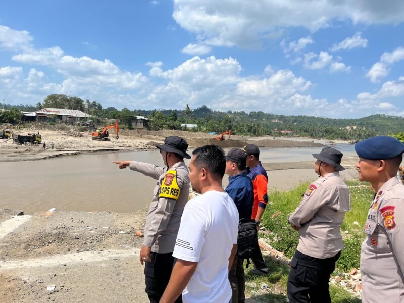 Kapolres Lhokseumawe AKBP Dr. Ahzan bersama Dansatgas Brimob Polda Aceh dan jajaran meninjau lokasi rencana pembangunan Jembatan Bailey di Kecamatan Sawang, Aceh Utara, Minggu (25/1/2025), guna memastikan akses vital warga segera pulih.