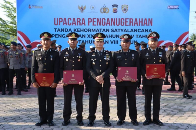 Kapolres Pidie Jaya AKBP Ahmad Faisal Pasaribu memimpin Upacara Penganugerahan Tanda Kehormatan Satyalancana Pengabdian kepada personel Polres Pidie Jaya di Lapangan Apel Polres Pidie Jaya, Senin (26/1/2026).