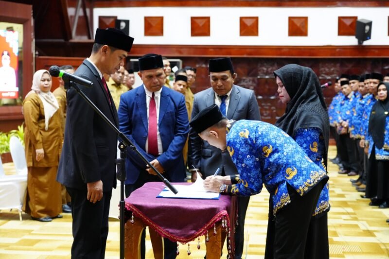 Sekretaris Daerah (Sekda) Aceh, M. Nasir, S.IP., MPA, saat melantik 201 Kepala SMA, SMK, dan SLB di bawah naungan Dinas Pendidikan Aceh yang berlangsung di Anjungan Mata Banda Aceh, Senin (26/01/2026).