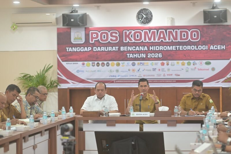 Sekretaris Daerah Aceh, M. Nasir, S.IP, MPA di dampingi Kadis DLHK Aceh, A Hanan melakukan  rapat koordinasi dengan Tim Pemanfaatan kayu hanyutan akibat bencana banjir di ruang rapat potensi Daerah Setda Aceh, Banda Aceh, 26/1/2026