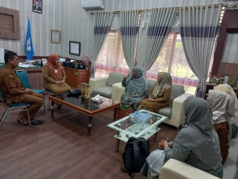 Plt Kadisdikbud Aceh Besar, Rahmawati, SPd, MSi, menerima kunjungan pengurus Ikatan Guru Taman Kanak-Kanak Indonesia (IGTKI) Aceh Besar di kantor Dinas Pendidikan dan Kebudayaan Aceh Besar, Kota Jantho, Senin (26/1/2026). FOTO/DOK DISDIKBUD ACEH BESAR