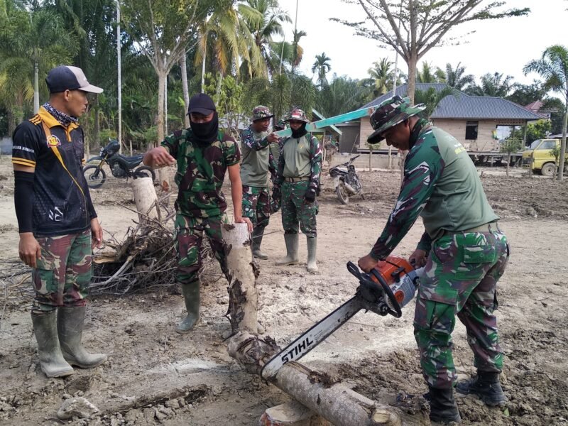 Personel TNI AD bersama satuan Zeni membersihkan dan merenovasi SDN 19 Tanah Jambo Aye, Aceh Utara, pascabanjir guna mempercepat pemulihan kegiatan belajar mengajar.(26/01/2026).