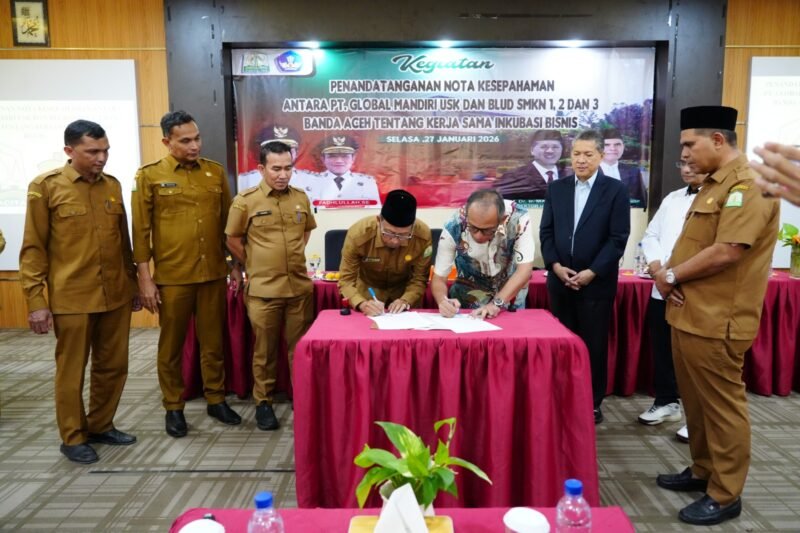 Rektor Universitas Syiah Kuala, Prof. Dr. Ir. Marwan (tengah), bersama Plt. Kepala Dinas Pendidikan Aceh, Murthalamuddin, S.Pd., M.SP, dan para Kepala SMKN di Banda Aceh saat prosesi penandatanganan MoU di Aula SMKN 3 Banda Aceh, Selasa (27/1/2026).