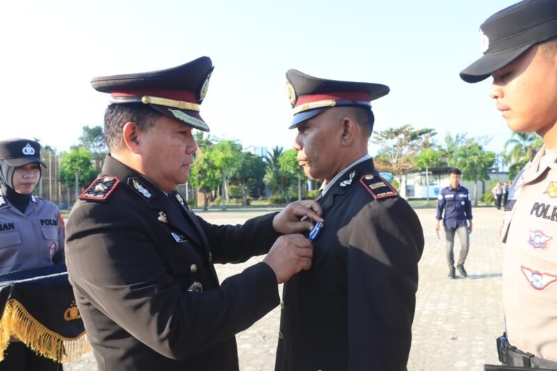 Wakapolres Aceh Utara Kompol Ichsan Pradita, S.E., menyematkan tanda kehormatan Satyalencana Pengabdian kepada personel Polres Aceh Utara dalam upacara penganugerahan di Mapolres Aceh Utara, Selasa (27/1/2026).