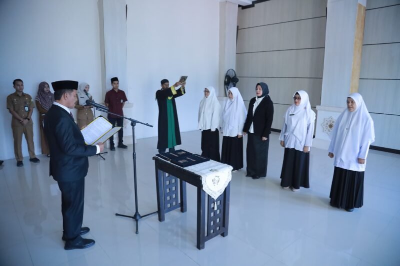 Wakil Bupati Aceh Besar Drs Syukri melantik empat Kepala Puskesmas dan satu orang pejabat Administrator di lingkungan Pemerintah Kabupaten Aceh Besar di Aula Kantor Bupati Aceh Besar, Selasa (27/1/2026).FOTO/ PROKOPIM PEMKAB ACEH BESAR