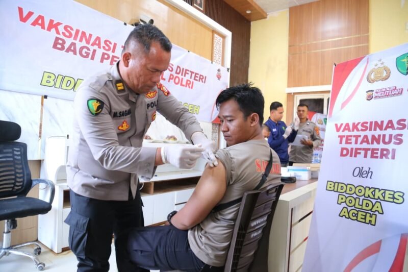 Bidokkes Polda Aceh melaksanakan vaksinasi Tetanus Toxoid (TT) bagi personel Polres Aceh Tamiang sebagai langkah pencegahan risiko kesehatan saat bertugas dalam pemulihan pascabanjir, Selasa (27/1/2026).