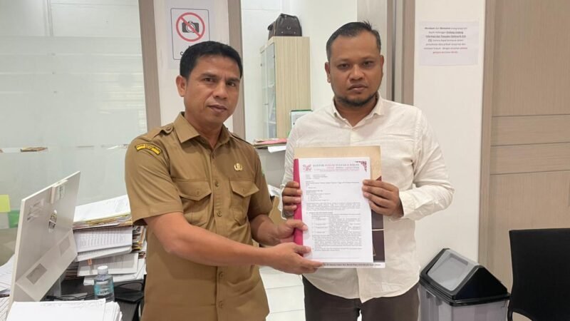 Kuasa hukum Anita, Yulfan, menyerahkan surat klarifikasi dan keberatan kepada Panitia Seleksi JPT Pratama Aceh melalui Badan Kepegawaian Aceh, Senin (27/1/2026), terkait gugurnya kliennya tanpa keputusan resmi tertulis.
