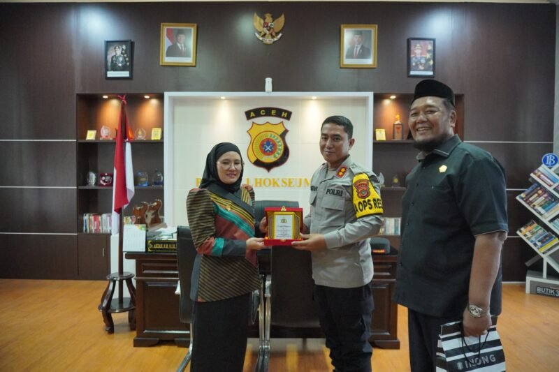 Ketua DPRK Aceh Tengah Fitriana Mugie bersama Wakil Ketua DPRK H. Hamdan, S.H., saat bersilaturahmi dengan Kapolres Lhokseumawe AKBP Dr. Ahzan di Mapolres Lhokseumawe, Selasa (27/1/2026), sebagai bentuk apresiasi atas bantuan kemanusiaan pascabencana.
