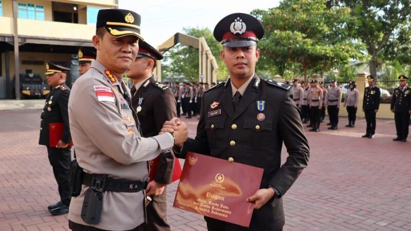 Kapolresta Banda Aceh Kombes Pol Andi Kirana memimpin upacara penganugerahan Tanda Kehormatan Satyalancana Pengabdian kepada 36 personel Polresta Banda Aceh di Lapangan Apel Mapolresta Banda Aceh, Selasa (27/1/2026).