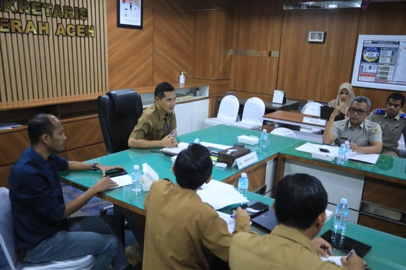 Sekda Aceh, M. Nasir, S.IP, MPA di dampingi SKPA terkait & BPN perwakilan Aceh menggelar rapat persiapan Pembanguna Huntara & Huntap Bagi korban Bencana Aceh, di Ruang Rapat Sekda, Selasa, 27 Januari 2026