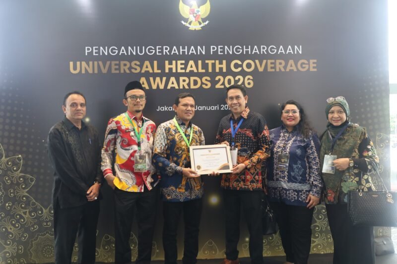 Wakil Gubernur Aceh, Fadhlullah, SE di dampingi Walikota Subulussalam,  Plt. Kadis Kesehatan Aceh, menerima penghargaan Universal Health Coverage (UHC) Awards 2026, sebagai pemerintah daerah dengan kategori utama dalam pencapaian UHC, dan dinilai berhasil memperluas perlindungan jaminan kesehatan bagi penduduk di wilayahnya secara menyeluruh dan berkelanjutan diserahkan oleh Menteri Koordinator Pemberdayaan Masyarakat (Menko PM) A. Muhaimin Iskandar, dalam acara yang digelar di JIEXPO Kemayoran, Jakarta Pusat, Selasa, 27 Januari 2026
