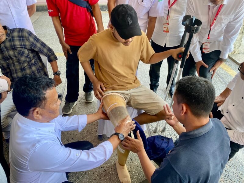 Staf Ahli Bupati Bidang Perekonomian, Keuangan dan Pembangunan, Ir. Makmun, MT, menyerahkan bantuan kaki palsu dan Al-Qur’an Braille bagi penyandang disabilitas di Kantor Administrasi PT Angkasa Pura Indonesia (Injourney Airport) KC Bandara Sultan Iskandar Muda, Kecamatan Blang Bintang, Kabupaten Aceh Besar, Rabu (28/1/2026). FOTO/MC ACEH BESAR