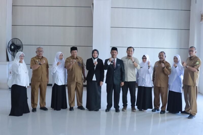 Wakil Bupati Aceh Besar Drs Syukri dan Sekda Bahrul Jamil SSos MSi serta sejumlah kepala OPD foto bersama empat Kepala Puskesmas dan satu orang pejabat Administrator di lingkungan Pemerintah Kabupaten Aceh Besar yang dilantik, di Aula Kantor Bupati Aceh Besar, Selasa (27/1/2026).
FOTO/ PROKOPIM PEMKAB ACEH BESAR