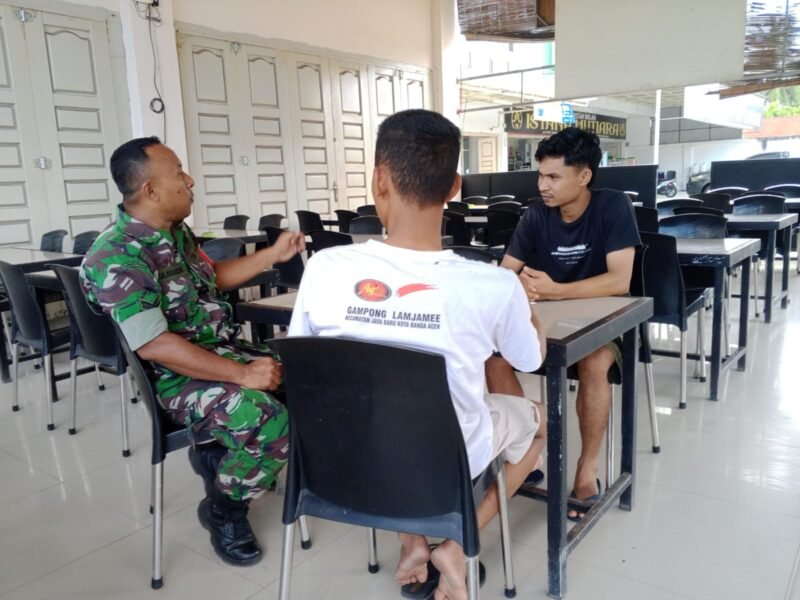 membangun kerja sama yang harmonis dengan masyarakat, Babinsa Koramil 10/Peukan Bada Kodim 0101/Kota Banda Aceh, Sertu Zulkhaidir, melaksanakan kegiatan komunikasi sosial (Komsos) bersama warga desa binaan di Desa Beuradeun, Kecamatan Peukan Bada, pada Rabu, 28 Januari 2026.