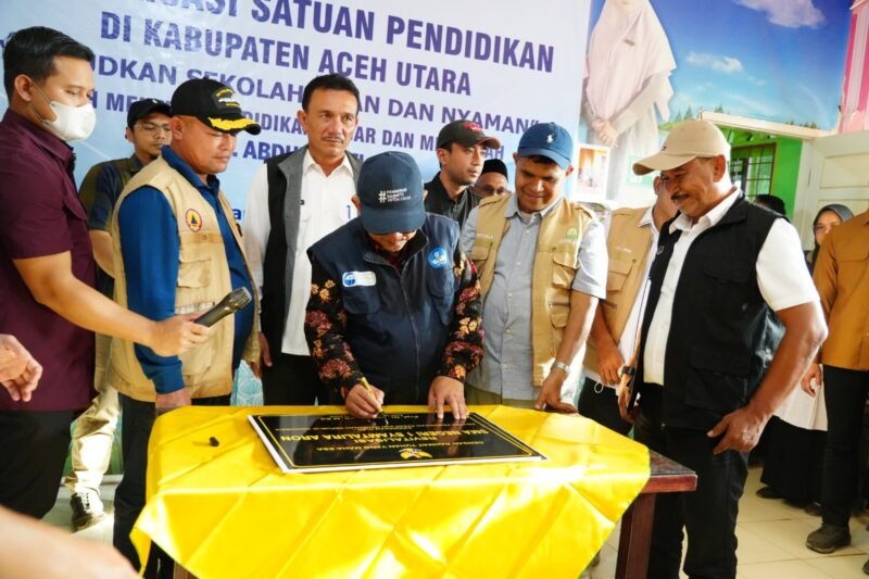 Menteri Pendidikan Dasar dan Menengah Prof. Dr. Abdul Mu’ti, M.Ed., meninjau sekaligus meresmikan ruang kelas hasil revitalisasi sekolah di SMA Negeri 1 Baktiya, Aceh Utara, sebagai bagian dari percepatan pemulihan pendidikan pascabencana banjir dan longsor.(28/01/2026).