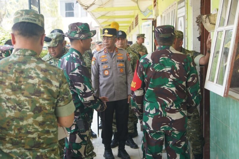 Wakil Panglima TNI bersama Gubernur Akpol dan jajaran meninjau pembersihan sisa banjir di fasilitas publik Aceh Tamiang, sebagai bentuk sinergi TNI-Polri dalam percepatan pemulihan pascabencana.(29/01/2026).