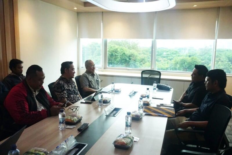 Foto bersama usai Bupati Aceh Besar H Muharram Idris (Syech Muharram) melakukan audiensi dengan Direktur Akselerasi Ditjen Fasilitasi Kementerian Komunikasi dan Digital Republik Indonesia, Mulyadi, di Lantai 6 Gedung Sapta Pesona, Jakarta, Kamis (29/1/2026). FOTO/ PROKOPIM PEMKAB ACEH BESAR