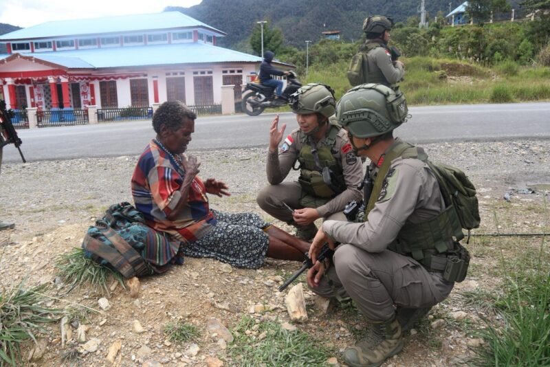 Personel Satgas Operasi Damai Cartenz 2026 memberikan pertolongan medis kepada warga yang mengalami luka di kaki saat patroli di wilayah Intan Jaya, Papua Tengah, Rabu (28/1/2026).