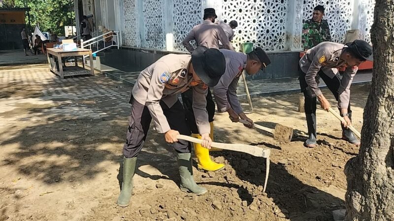 Personel Polres Pidie Jaya bersama TNI dan masyarakat bergotong royong membersihkan Meunasah serta lingkungan sekitar di Gampong Meunasah Jurong, Kecamatan Meurah Dua, Kamis (29/1/2026), sebagai upaya percepatan pemulihan pascabanjir.