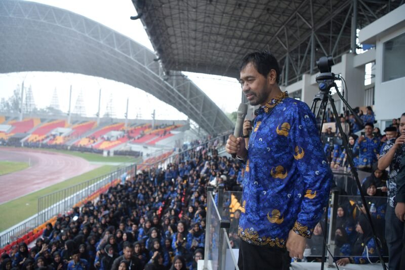 Gubernur Aceh, Muzakir Manaf, didampingi sekda Aceh, M.Nasir dan Seluruh Kepala SKPA menyerahkan secara simbolis SK pengangkatan pegawai pemerintah dengan perjanjian kerja (P3K) paruh waktu kepada 5.486 honorer Pemerintah Aceh yang hadir di Stadion Harapan Bangsa Banda Aceh, pada Kamis, (29/1/2026).