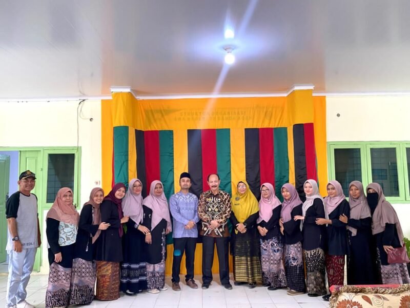 Foto Bersama peringatan Isra Mikraj Nabi Muhammad SAW 1446 H yang dirangkaikan dengan acara pisah sambut Plt Kepala SMAN 13 Banda Aceh, Kamis (29/10/2026), dihadiri siswa, guru, tenaga kependidikan, serta jajaran Dinas Pendidikan Aceh.