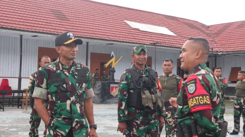 Danrem 173/PVB Brigjen TNI I Ketut Mertha Gunarda saat memberikan arahan dan motivasi kepada prajurit Satgas Yonif 112/DJ dalam kunjungan kerja di Pos Kotis Puncak Jaya, Papua Tengah, Kamis (29/1/2026).