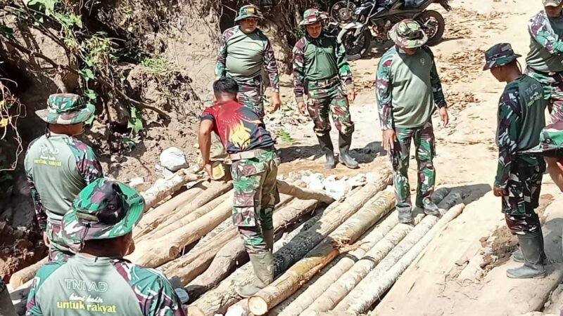 Personel TNI bersama warga Desa Setie, Kecamatan Timang Gajah, bergotong royong membangun jembatan darurat sebagai solusi sementara untuk memulihkan akses transportasi masyarakat, Jumat (30/1/2026).