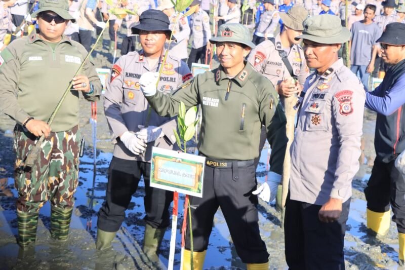 Kapolda Aceh Irjen Pol. Drs. Marzuki Ali Basyah bersama jajaran menanam bibit mangrove di Desa Alue Naga, Banda Aceh, Jumat (30/1/2026), sebagai bagian dari program Green Policing untuk menjaga kelestarian ekosistem pesisir.
