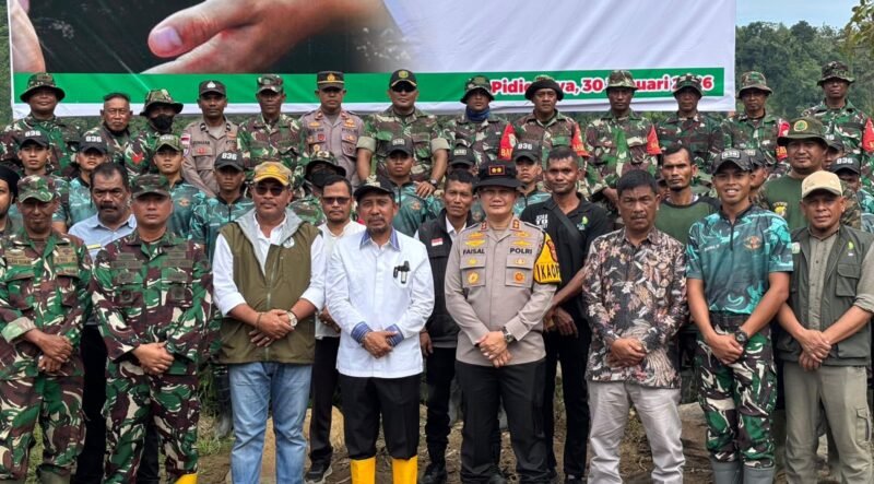 Kapolres Pidie Jaya AKBP Ahmad Faisal Pasaribu bersama Bupati Pidie Jaya dan unsur Forkopimda mengikuti kegiatan penanaman 300 bibit pohon di kawasan DAS Gampong Seunong, Kecamatan Meurah Dua, sebagai upaya pemulihan lingkungan pasca banjir, Jumat (30/1/2026).