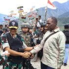 Danrem 173/PVB Brigjen TNI I Ketut Mertha Gunarda bersama Dansatgas Yonif 112/DJ menyerahkan bantuan sembako kepada warga Kampung Kalome, Distrik Tinggi Nambut, Kabupaten Puncak Jaya, Papua Tengah, Sabtu (31/1/2026).