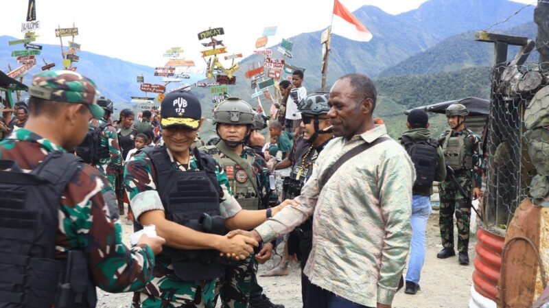 Danrem 173/PVB Brigjen TNI I Ketut Mertha Gunarda bersama Dansatgas Yonif 112/DJ menyerahkan bantuan sembako kepada warga Kampung Kalome, Distrik Tinggi Nambut, Kabupaten Puncak Jaya, Papua Tengah, Sabtu (31/1/2026).