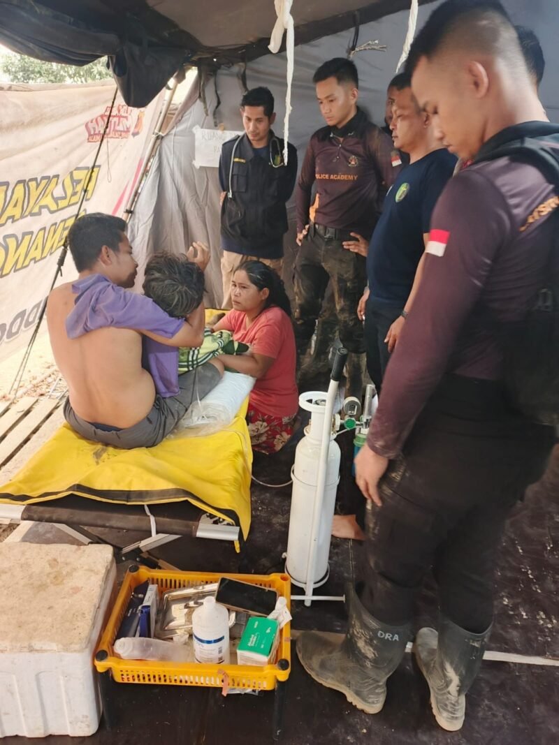 Tiga Taruna Akpol peserta Latsitardanus XLVI saat melakukan upaya penyelamatan terhadap Haikal, anak yang terseret arus di bawah Jembatan Kuala Simpang, Aceh Tamiang, Jumat (30/1/2026).